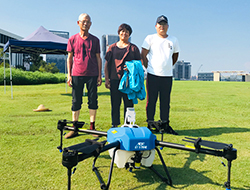 ¡Este "viejo hombre" comenzó un nuevo negocio con un dron de protección de plantas!